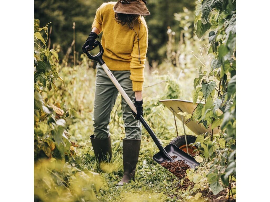 Лопата совковая с дер. черенком и ручкой FISKARS